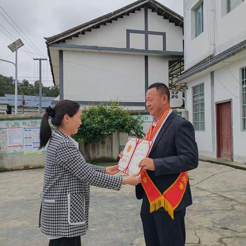 琊川镇文昌村党支部书记王天国荣获“遵义市五一劳动奖章”荣誉称号