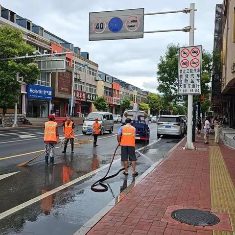 借雨发力   科学高效    仁仁洁青龙分公司开展雨中洗城行动