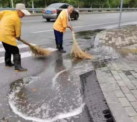 环卫“向雨而行”全力做好清淤工作