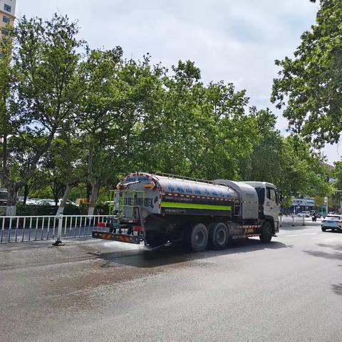 假日不离岗躬身护街巷