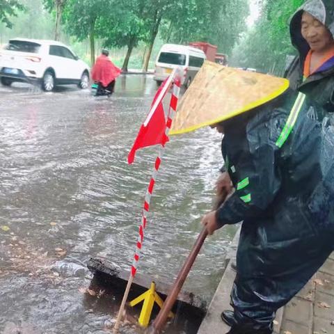 兖州环卫：借雨清尘保洁净 应急排涝护平安