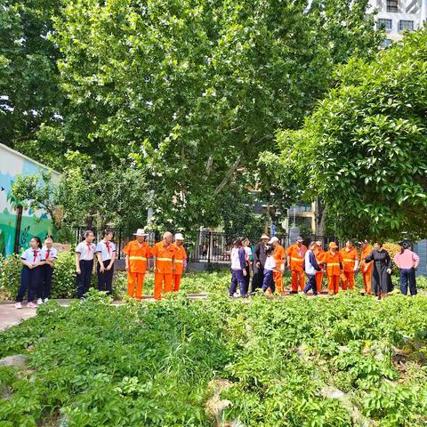 环卫工匠进校园 劳动实践润童心
