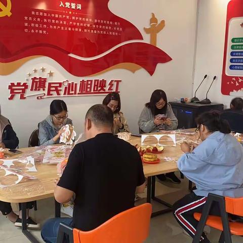 手作颂礼，皓月在手
