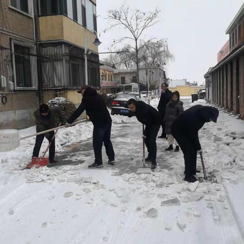 雪后温情：社区生活的温暖与坚守