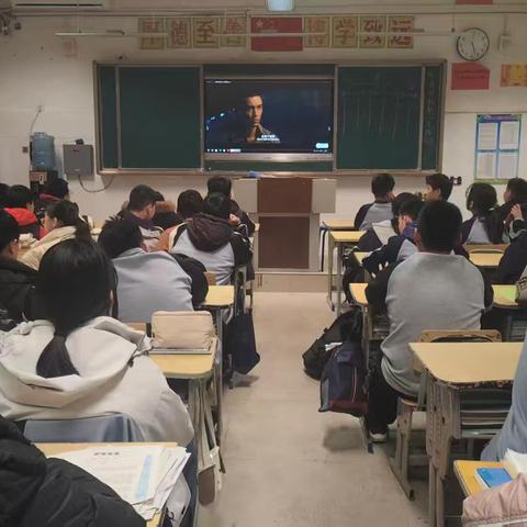 铭记历史致敬英雄｜龙城中学党总支党建带团建主题党日观影活动开展