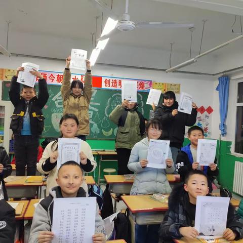 书写生活，珍藏心情， 把瞬息万变的心情千钧一发笔下留——奔滩小学六年级分享“日记润泽心灵、书法丰富人生”的活动。