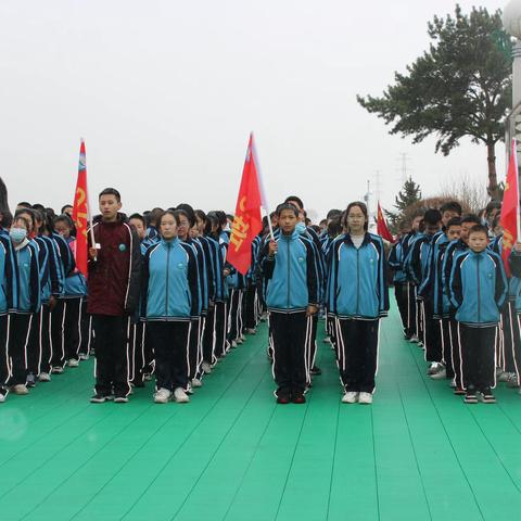 缅怀革命先烈 传承红色精神 ——平鲁三中开展清明节祭扫活动