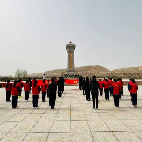 清明祭英烈 薪火永相传—市八小教育集团英下乡中心学校行走的党史课·清明祭扫活动