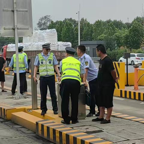 【和村磁山收费站】联勤联动，精准打击超载运输行为