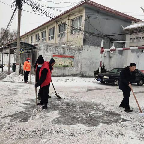 【马厂镇张庄村】扫雪除冰在行动，志愿服务暖人心，张庄村开展“扫雪除冰”志愿服务活动