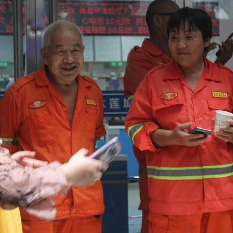 炎炎夏日送清凉 丝丝关怀沁人心