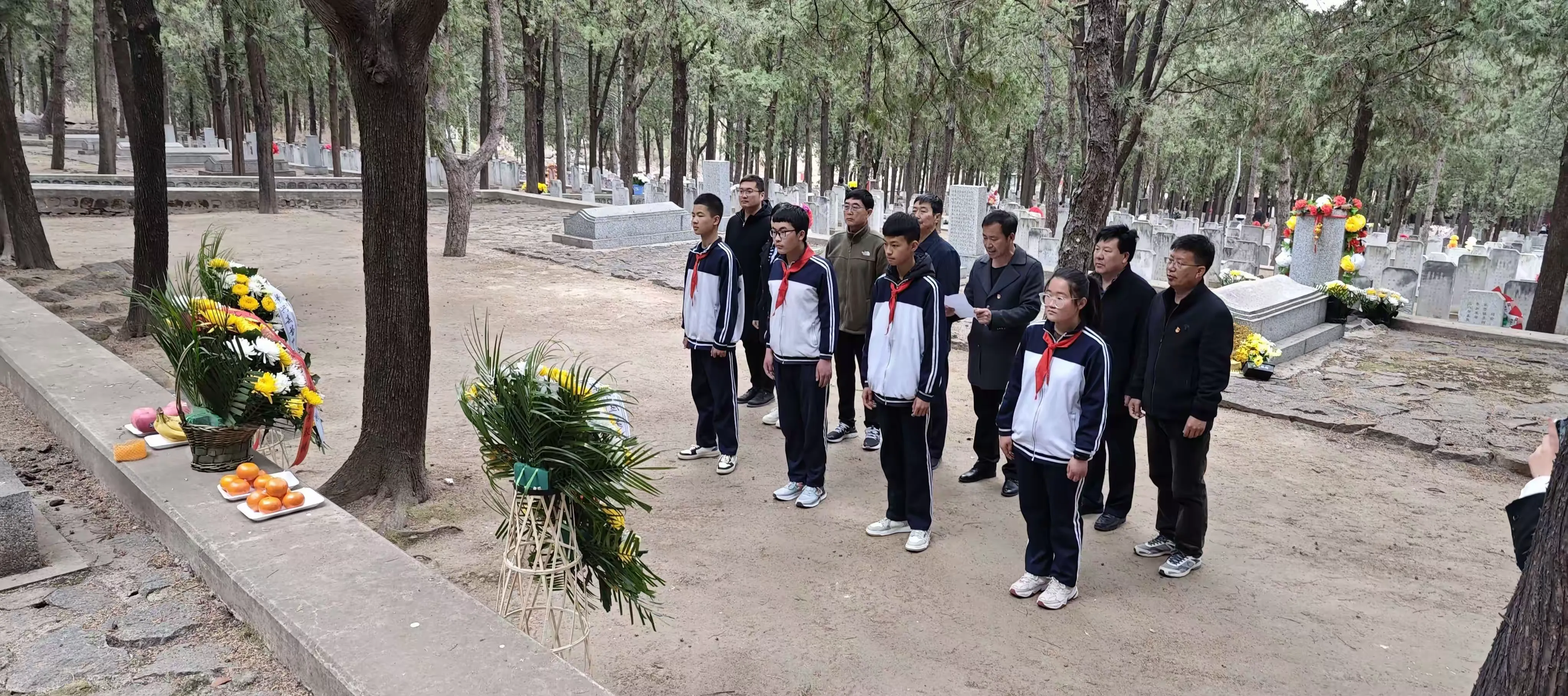 简篇-缅怀革命先烈,弘扬爱国精神——出头岭镇景兴春蕾初级中学清明节祭扫先烈活动