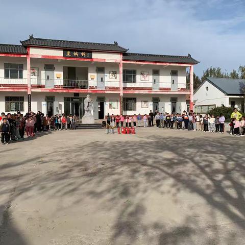 王庄镇康桥小学组织防暴和消防安全演练