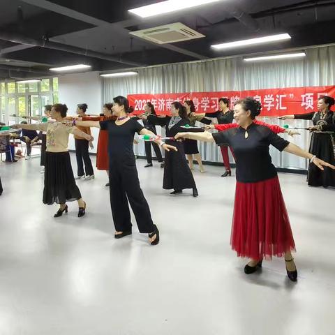 舞动“柔”力，“球”得健康——宝华街街道天保新居社区开展柔力球教学练习活动