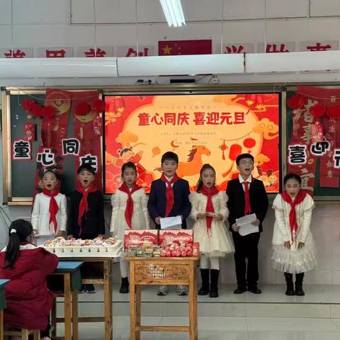 童心拾趣辞旧岁 骏马衔春贺新元