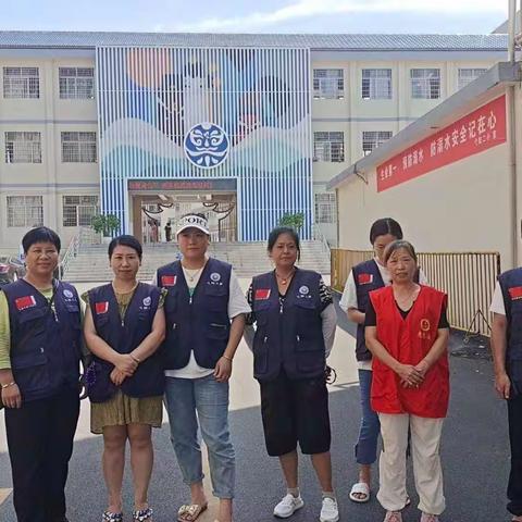 用心护学，为爱站岗——三(5)班家长护学岗执勤活动