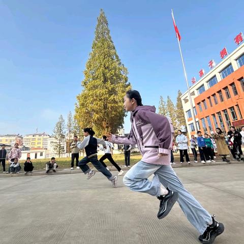 新县八里畈镇中心学校举行2025年秋季运动会