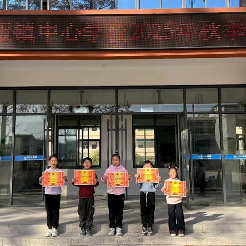 凝“绳”聚力 “河”作共赢——新县八里畈镇中心学校举行2025年秋季拔河比赛