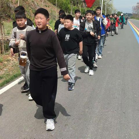 “祭英烈， 铸忠魂”——嵩县育才希望小学清明祭烈活动