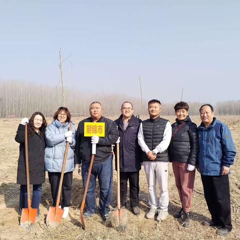 制锦市街道政协委员联络室组织辖区政协委员参加植树活动