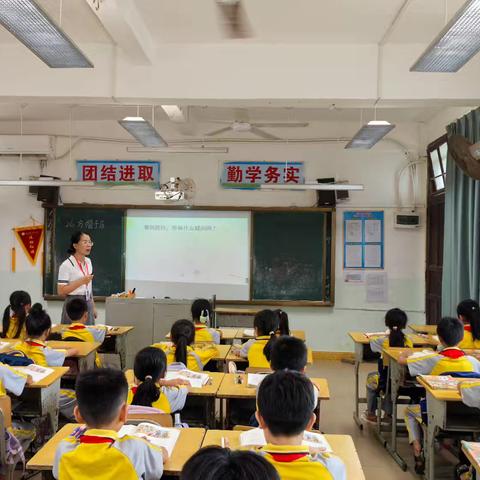 艺路繁花 绘梦同研——美兰区美术教研员陈孝峰老师莅临演丰镇中心小学开展听评课指导活动