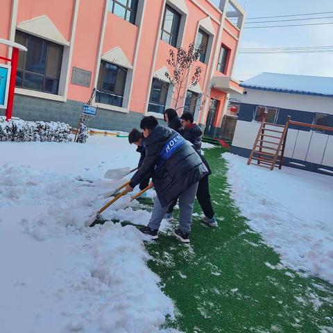 大雪满校园 扫雪暖人心 ---边家庄小学组织全体师生清理积雪