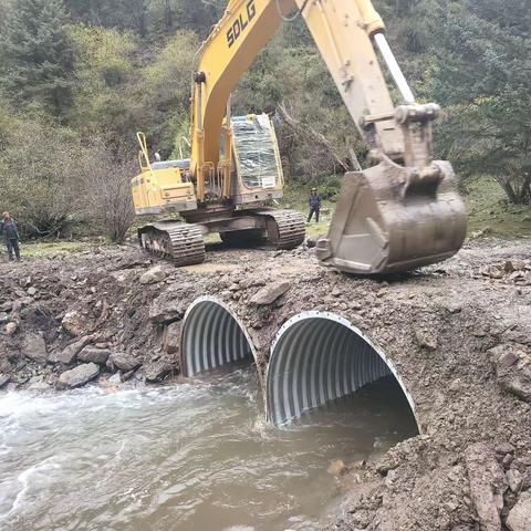 正科乡甲松村远牧点维修和清理道路