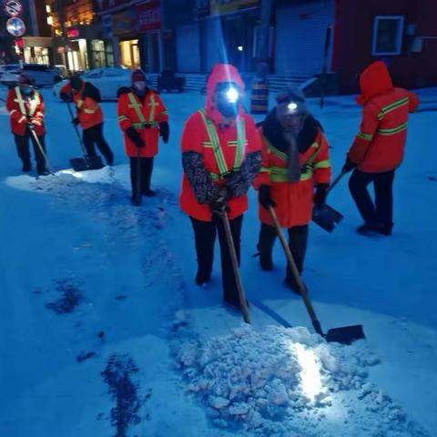 初春迎瑞雪 ‍环卫工人守岗尽责保畅通