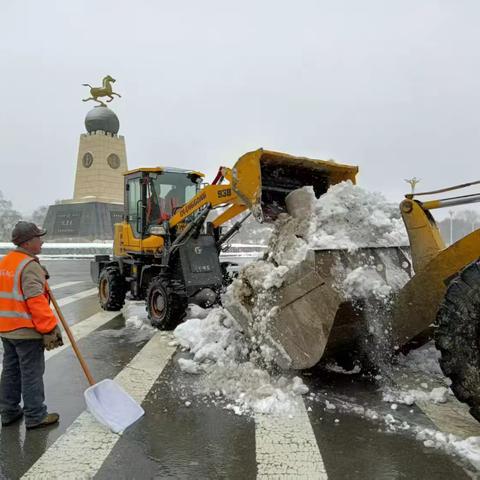 市城环中心积极应对今春强降雪天气做好道路清冰除雪工作