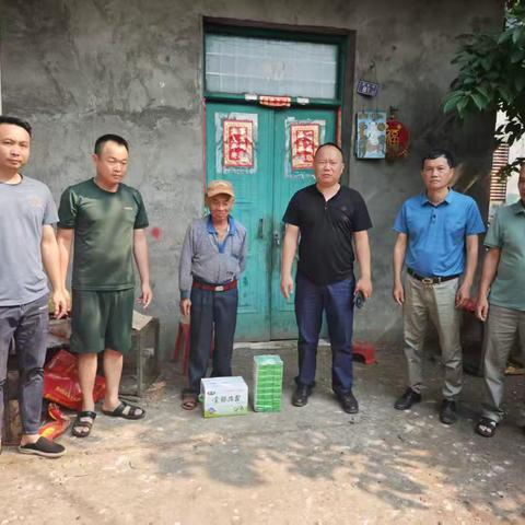 炎炎夏日送清凉 暖心慰问暖民心——镇村两级干部开展高温天气困难群众慰问活动。