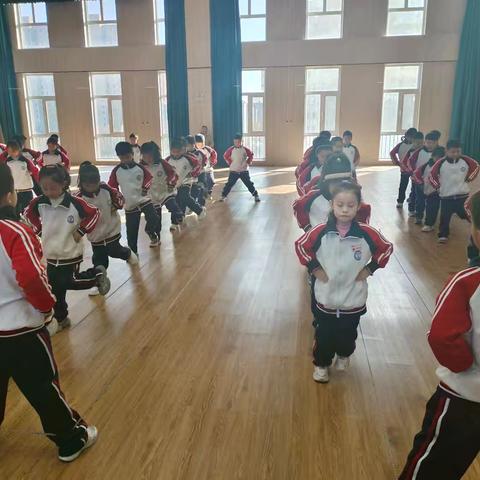 新华路小学2024-2024学年度第一学期一年级第二课堂跳皮筋活动