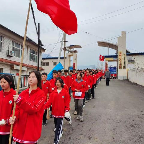 缅怀革命先烈  传承红色基因——黎城县西井中学校开展清明祭扫活动