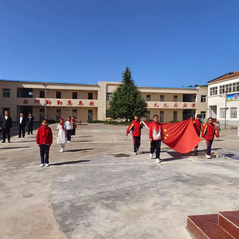 学习二十大，争做好队员——
柿庄小学少先队入队仪式