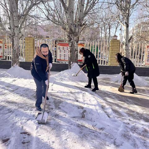 寒雪降 除积雪 情暖校园——六年四班除雪掠影