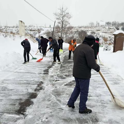 市应急执法支队驻下司村工作队与村民携手清雪，共建美丽乡村