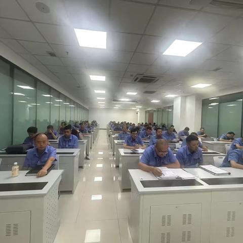 调度一班党支部开展“学精神、战暑运、保安全、增效益”活动学习宣贯