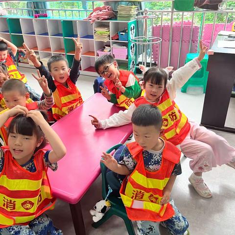 2024年春季中二班消防亲子活动  逃生应急疏散演练及家长消防知识培训