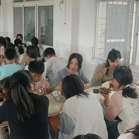 暖心相伴，共品校园“食”光——区人民政府副区长赵丹利走进金甲小学开展陪餐活动，护航师生舌尖安全
