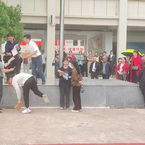 中童中学2025年“家校共筑，同心同行”。