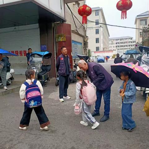 家校携手护学路，温情筑牢安全墙