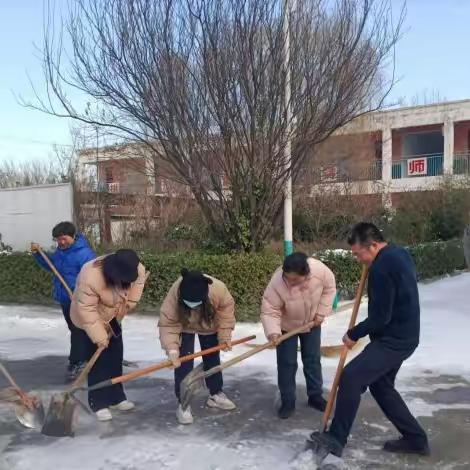 【卫辉市后河镇台上完全小学】瑞雪纷纷满校园，教师扫雪暖心田