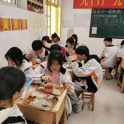 陪餐，让学生吃的更安心！——沛县第五中学九年级班主任陪餐促推学校食安工作升级