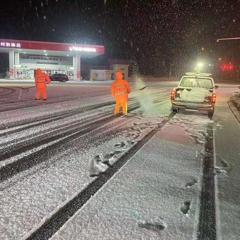 金口镇一夜寒风瑞雪至 扫雪除冰暖人心