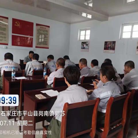 暑意渐盛夏日长 环卫工人作业忙