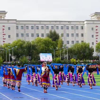 运动点燃激情，拼搏不负韶华——海南州第二民族高级中学隆重举行第十三届运动会开幕式