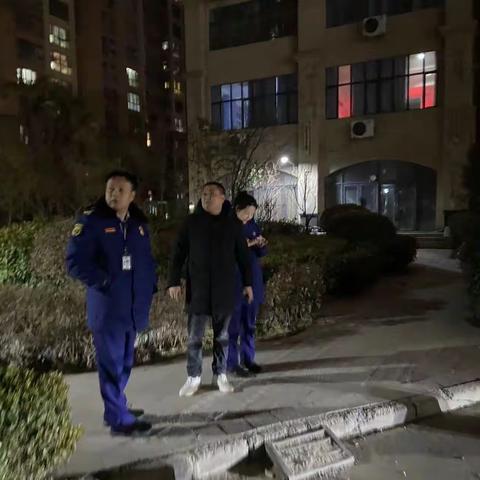 金耀街道蓝天社区对高层小区进行消费安全隐患夜查