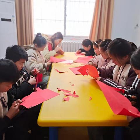 【龙祥社区儿童服务站】开展“巧手剪福 喜迎小年”主题活动