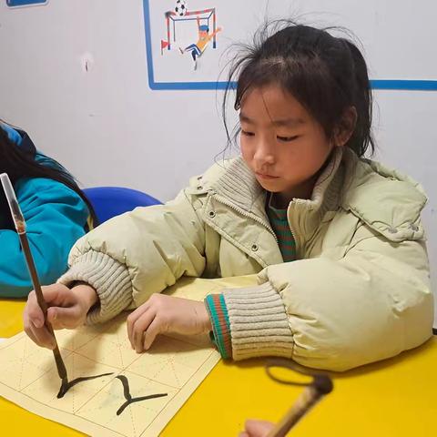 【龙祥社区儿童服务站】“一撇一捺学做人 笔墨飘香润童心”