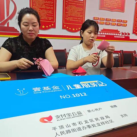 一老一少共享欢乐时光