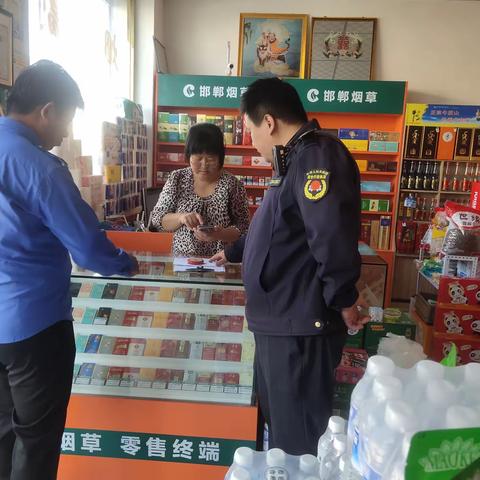 香城固镇综合执法队开展人居环境整治 擦靓小镇颜值